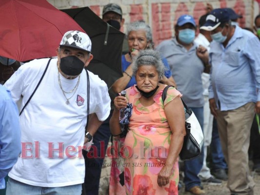 Largas filas y aglomeración: así inició la quinta jornada de vacunación en Tegucigalpa