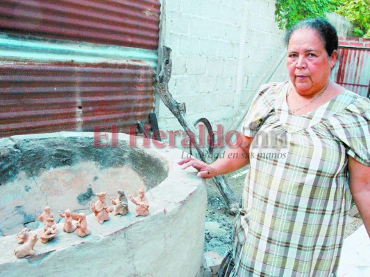 Yarumela moldea en barro la historia del nacimiento de Jesús