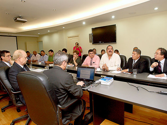 Observadores internacionales se reúnen con representantes de partidos políticos