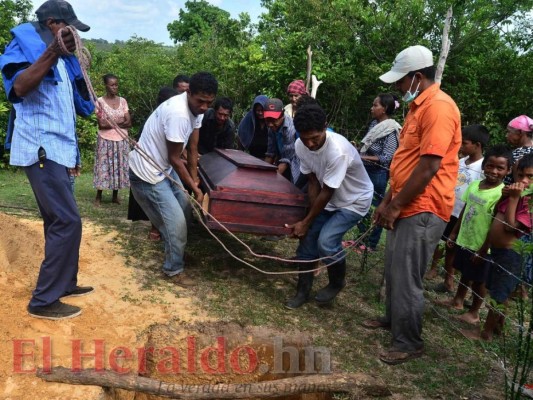 En imágenes, el desgarrador momento en el que familiares despiden a víctimas de naufragio en La Mosquitia