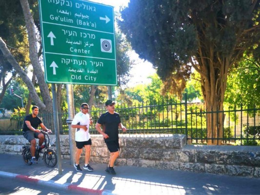 Presidente Hernández se ejercita en las calles de Jerusalén