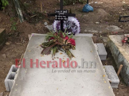Esta es la lápida construida en la última morada del hondureño. Foto: EL HERALDO