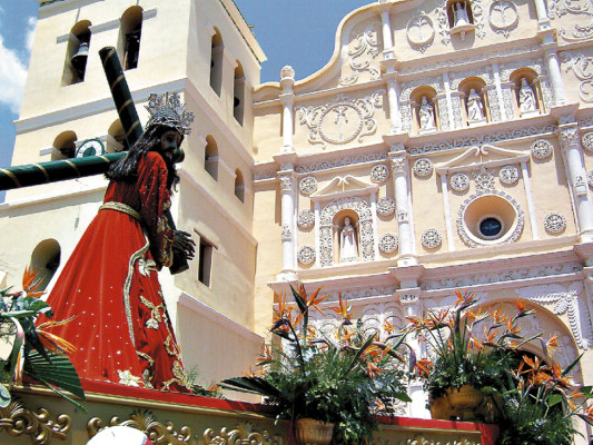 Jóvenes entregan sus oraciones y sacrificio a Jesús Nazareno