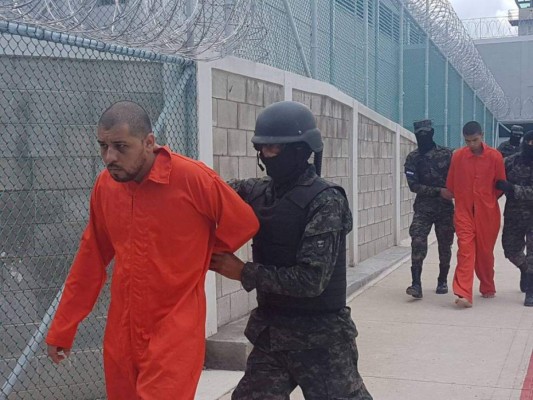 Con overol naranja y cabizbajos llegaron reos a la cárcel de 'El Pozo II'