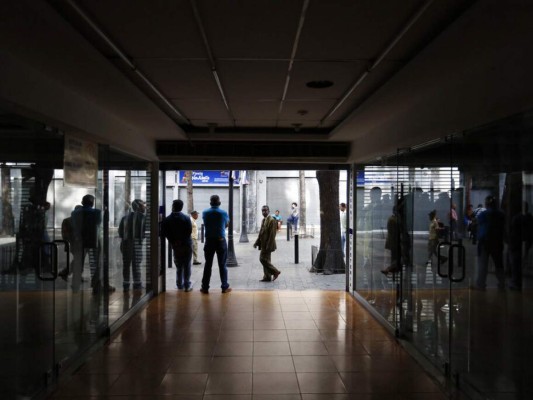 FOTOS: Tensión y caos por apagón en Venezuela, el más prolongado en su historia 