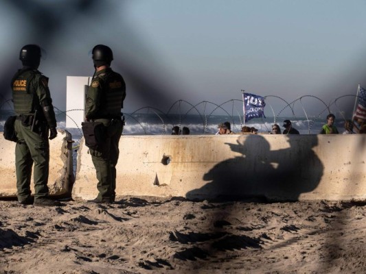 Estados Unidos baja a 2,600 número de soldados en frontera con México