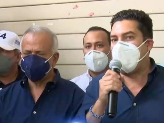 Juan Diego Zelaya vota y asegura que será el próximo alcalde capitalino