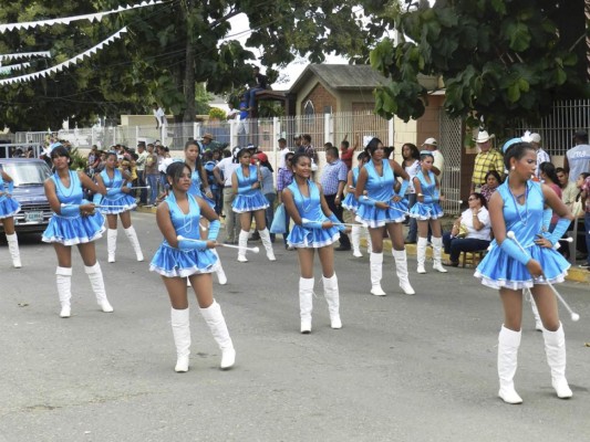 Honduras: Concurrido desfile durante el inicio de feria patronal