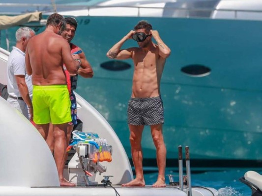 FOTOS: El encuentro de Messi, Fábregas, Luis Suárez y Jordi Alba con su familia en Ibiza