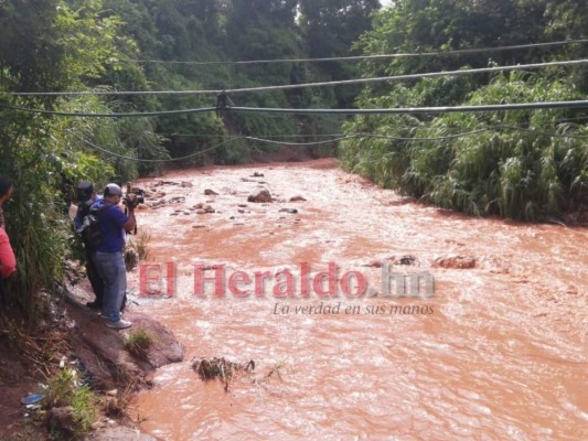 Hallan cuerpo flotando en una quebrada en la colonia 21 de Octubre de la capital