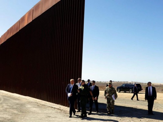Donald Trump visita muro fronterizo en California