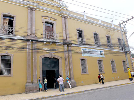 Enfermeras en huelga retienen a la fuerza a personal administrativo del hospital San Felipe