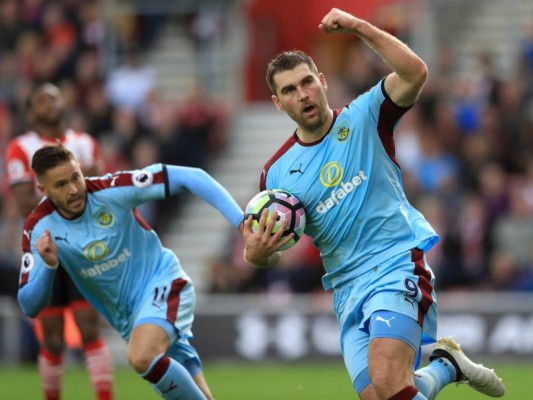 Southampton derrota a Burnley, el City sigue en la cima pese al empate