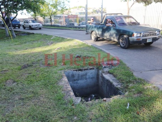 Tragantes sin tapadera en el bulevar Kuwait de la capital de Honduras