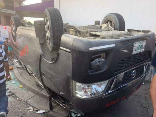 Colisión entre bus rapidito y taxi deja al menos 11 heridos en San Pedro Sula