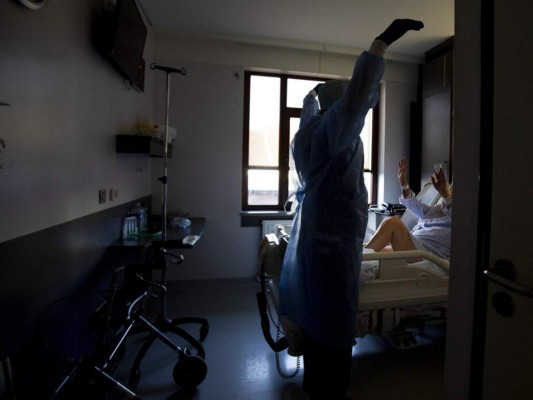 Los inquietantes mensajes que delatan al médico acusado de matar a pacientes con covid-19 para liberar camas (FOTOS)