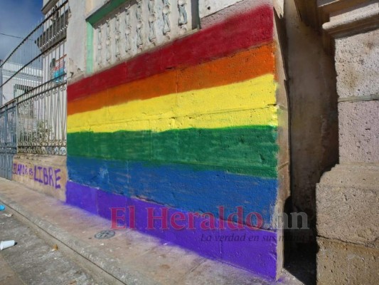 FOTOS: Pintada con la bandera LGTBI amanece iglesia Los Dolores &nbsp;&nbsp;