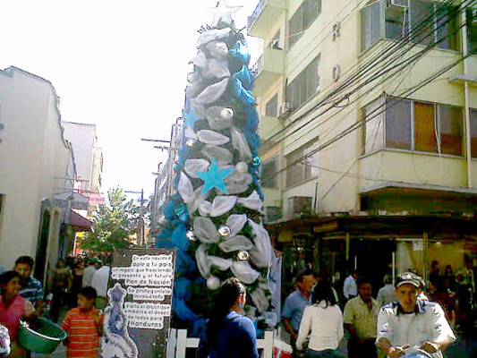 Instalan árbol de Navidad alusivo al Plan de Nación