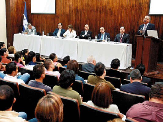 No es tiempo para hablar de juicios políticos y corte constitucional en Honduras