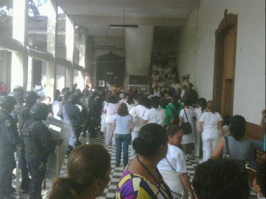 Enfermeras en huelga retienen a la fuerza a personal administrativo del hospital San Felipe