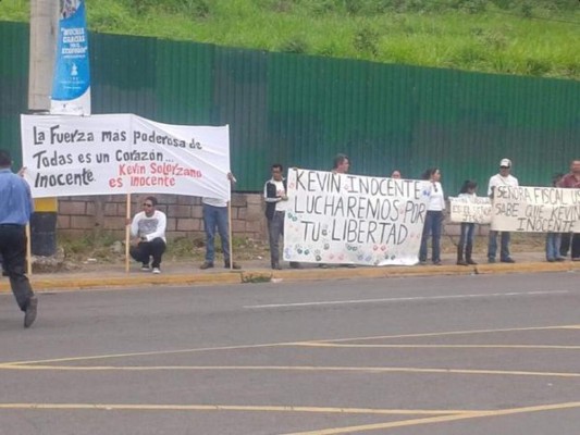 Plantón para exigir liberación de universitario hondureño