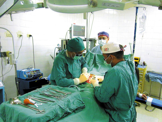 Médicos de Estados Unidos realizan cirugías gratuitas en Comayagua