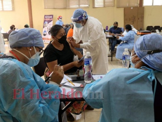 Largas filas y aglomeración: así inició la quinta jornada de vacunación en Tegucigalpa