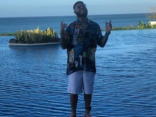 Vídeo: Farruko muestra la belleza de Roatán