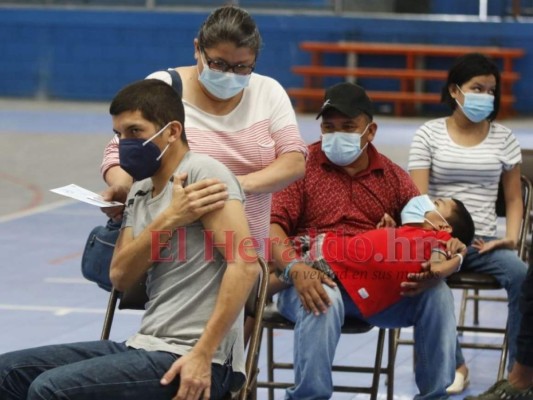 FOTOS: Siguen desbordados los centros de vacunación en la capital