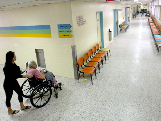 Médicos especialistas del hospital Escuela suspenden nuevamente las atenciones
