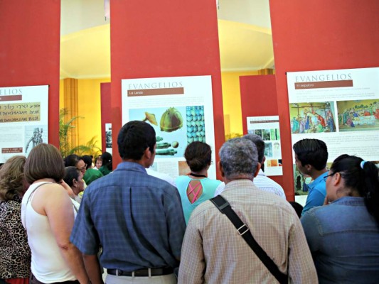 Más de 40 mil devotos aprecian la Sábana Santa