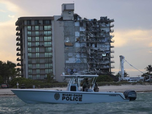 Así fue la demolición de los restos del edificio que colapsó en Florida