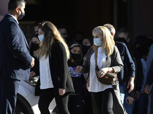 Entre gritos, aplausos y llanto, así fue la salida del féretro de Maradona hacia el cementerio