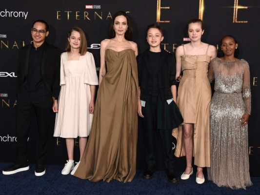 Con sus atuendos vintage, Angelina Jolie y sus hijos acapararon todas las miradas en la gala de Eternals. Foto: AP