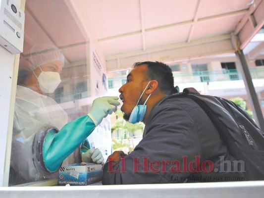 Agencias de viaje llevan a turistas a los centros de vacunación en Estados Unidos