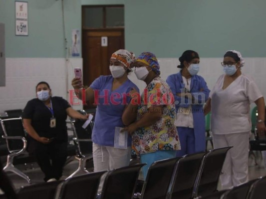 Con mucha esperanza y alegría médicos reciben vacuna contra covid-19 en Honduras (Fotos)