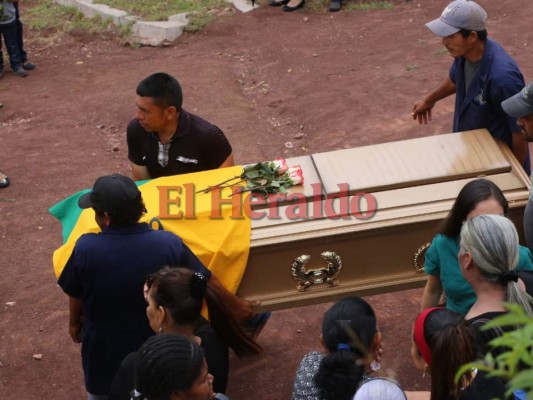 Desgarradoras imágenes del entierro de madre e hija, víctimas del accidente en carretera al norte