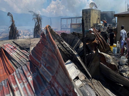 Las dramáticas imágenes del desastre tras el incendio en la isla de Guanaja
