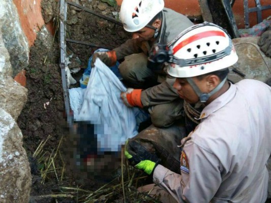 El dramático rescate de los cuerpos de madre e hijo soterrados en la capital de Honduras