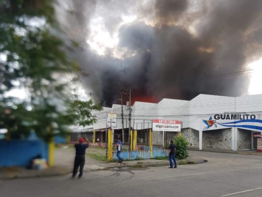 Pavoroso incendio destruye varios comercios en el centro de San Pedro Sula (Fotos)