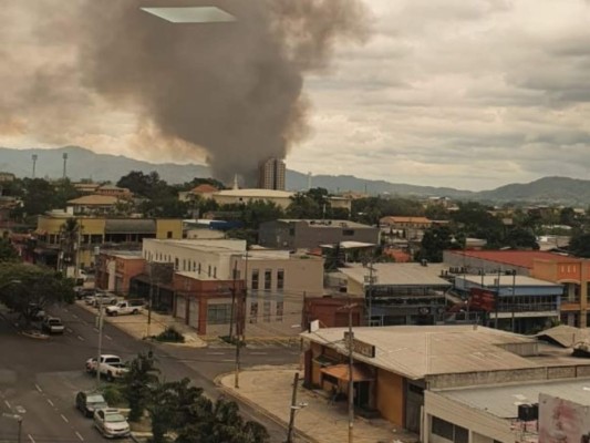 Pavoroso incendio destruye varios comercios en el centro de San Pedro Sula (Fotos)