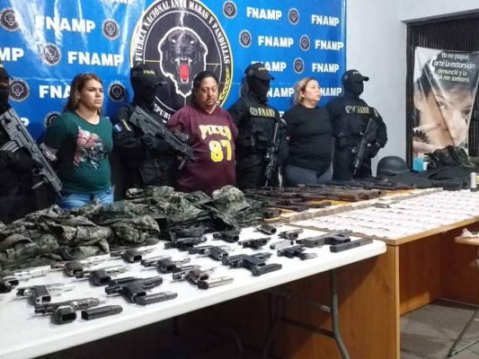 Detienen a administradora y a cabecilla de la pandilla 18 con un arsenal en San Pedro Sula