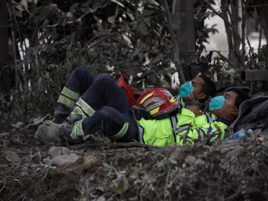 ﻿Fotos: La noble labor de los héroes anónimos tras erupción del volcán de Fuego en Guatemala
