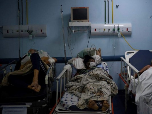 Los inquietantes mensajes que delatan al médico acusado de matar a pacientes con covid-19 para liberar camas (FOTOS)