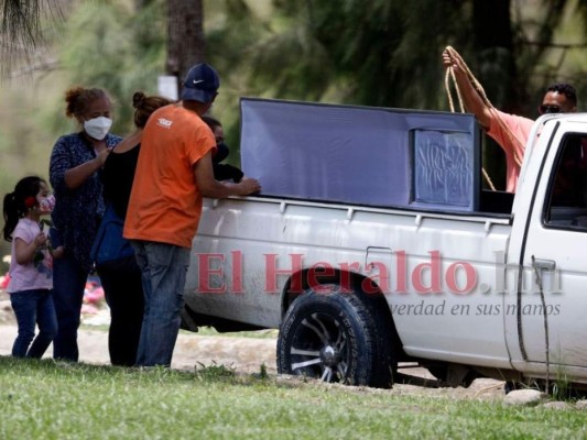 La triste escena de luto que deja el covid-19 en Honduras al rebasar las 5,000 muertes (FOTOS)
