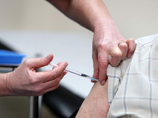 Gobierno de Bolivia anuncia que vacuna de AstraZeneca llegará en marzo