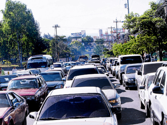 A diario circulan 600,000 vehículos