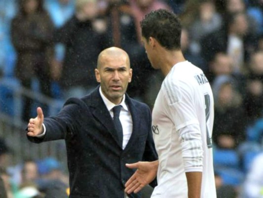 Raphael Varane será baja con la selección francesa por lesión, confirma Zidane