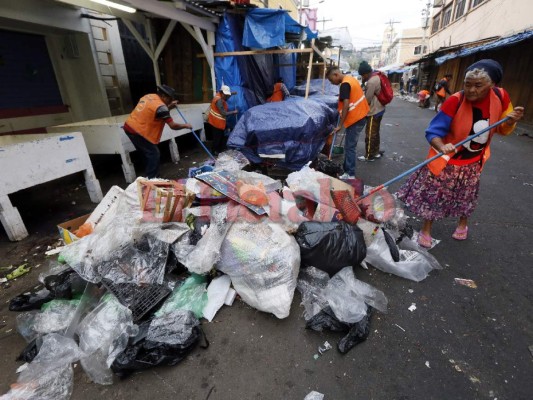 FOTOS: Mercados de Comayagüela amanecen inundados de basura en Navidad, después del 24 de diciembre