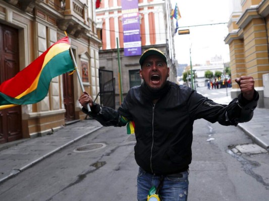 FOTOS: Con aplausos y banderas opositores celebran renuncia de Evo Morales
